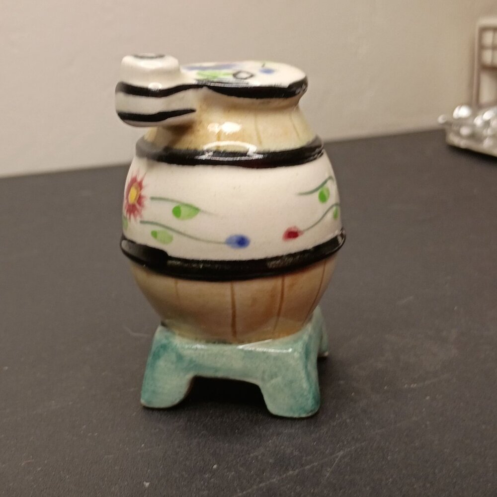 Vtg Napco Ceramics Pot Belly Stove Salt or Pepper Shaker Set Japan - Picture 8 of 12